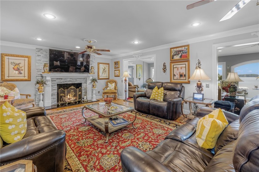A rare and refined offering on Lake Keowee-this UNRESTRICTED 4BR - photo 7