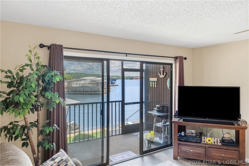 Fresh &amp; inviting 2BR/2BA waterfront condominium at the 21MM! - photo 2
