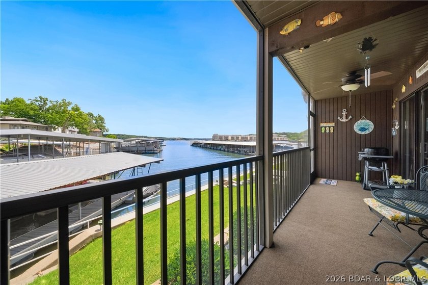Fresh &amp; inviting 2BR/2BA waterfront condominium at the 21MM! - photo 3