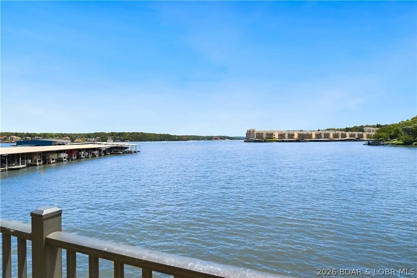 Fresh &amp; inviting 2BR/2BA waterfront condominium at the 21MM! - photo 4