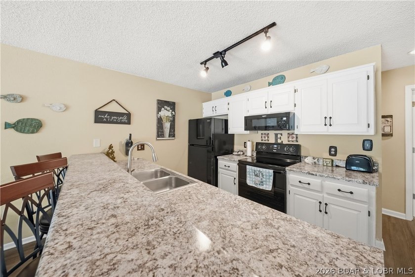 Fresh &amp; inviting 2BR/2BA waterfront condominium at the 21MM! - photo 7