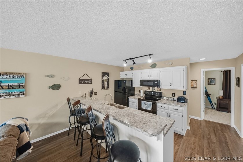 Fresh &amp; inviting 2BR/2BA waterfront condominium at the 21MM! - photo 8
