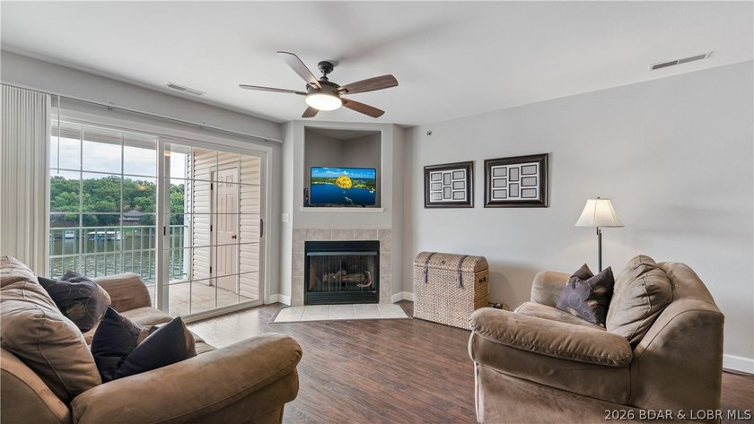 Turnkey lakefront condo at the 19 MM of the Osage Arm in Harbour - photo 2