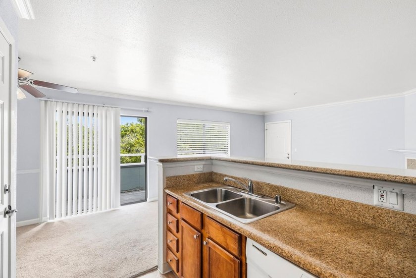 Perched on the top floor of a well-located Santa Cruz complex - photo 16
