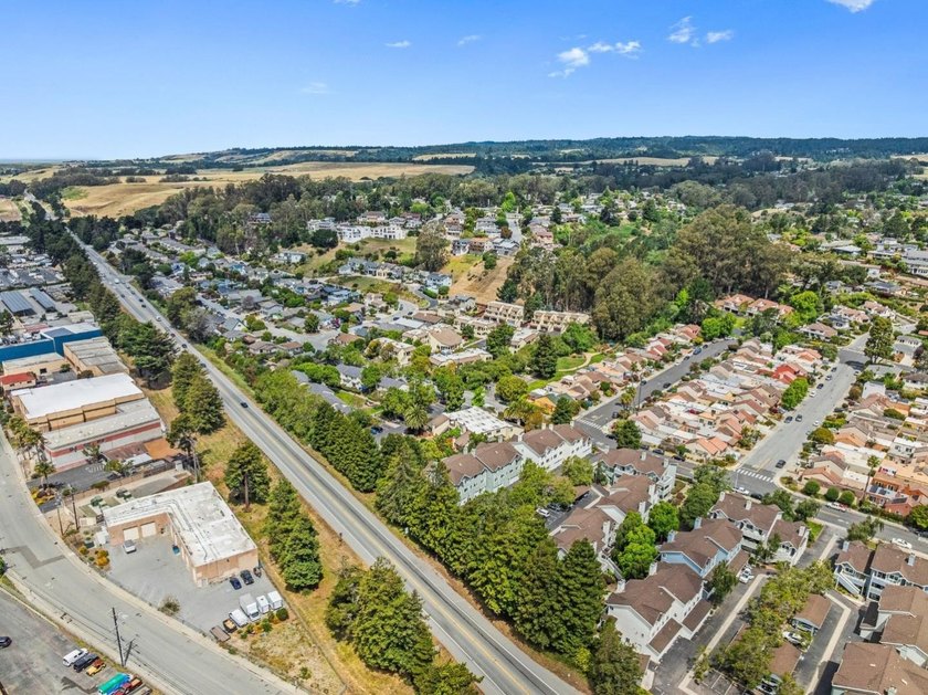 Perched on the top floor of a well-located Santa Cruz complex - photo 20