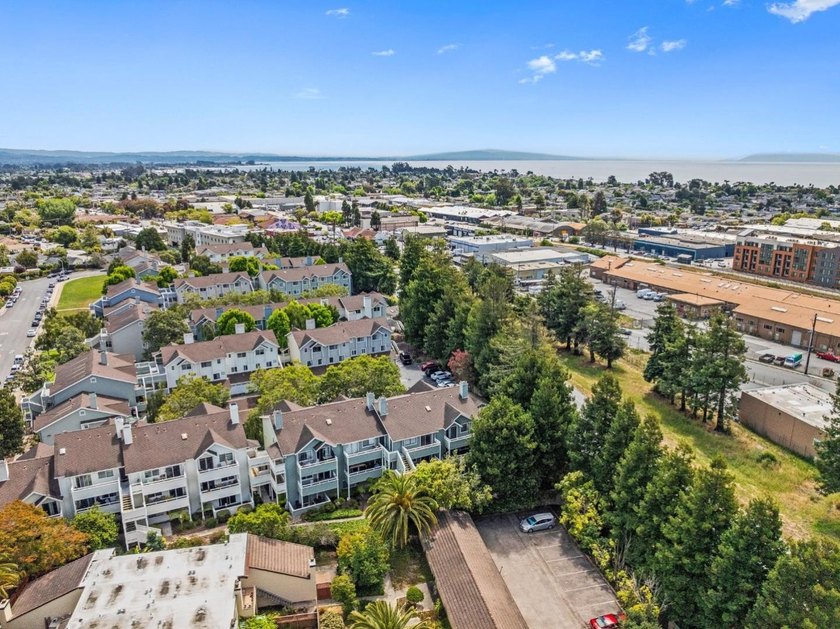 Perched on the top floor of a well-located Santa Cruz complex - photo 21