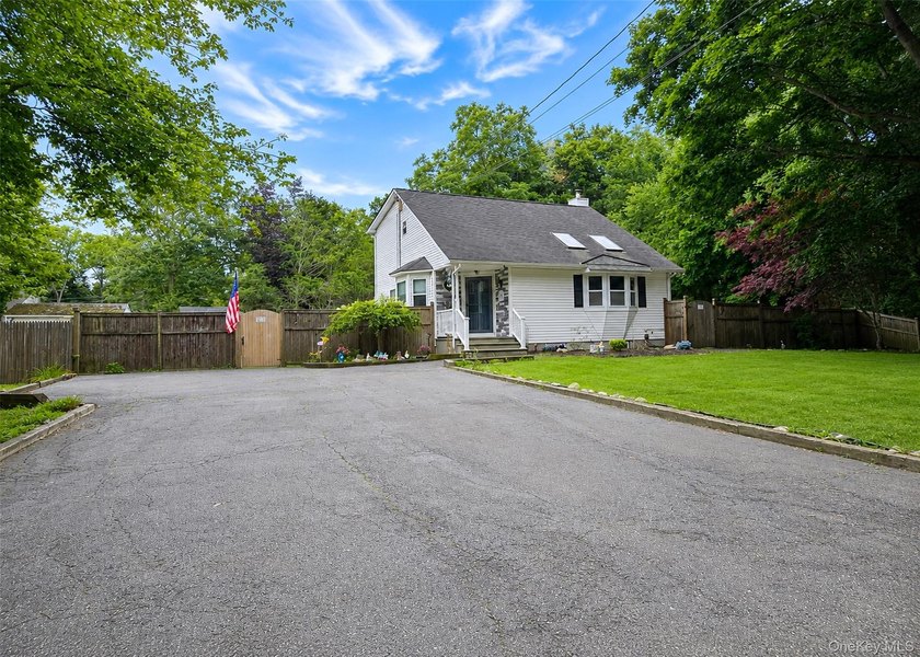 Move right into this beautifully maintained home in North - photo 3