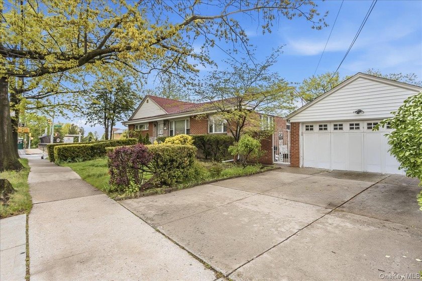 This charming brick detached ranch in Jamaica, Queens offers - photo 3
