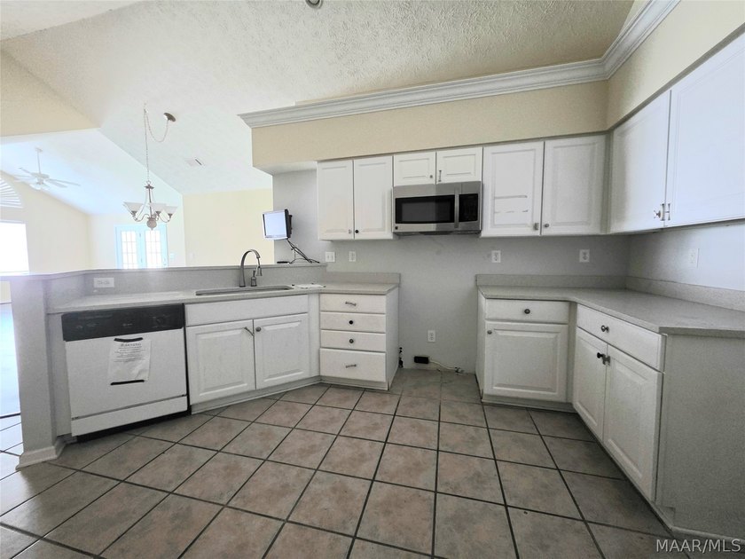 GATED COMMUNITY RESORT-STYLE LIVING! Charming Patio-Home Style - photo 4