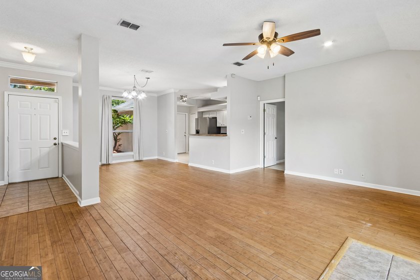 Located in popular neighborhood just minutes from Kings Bay - photo 2