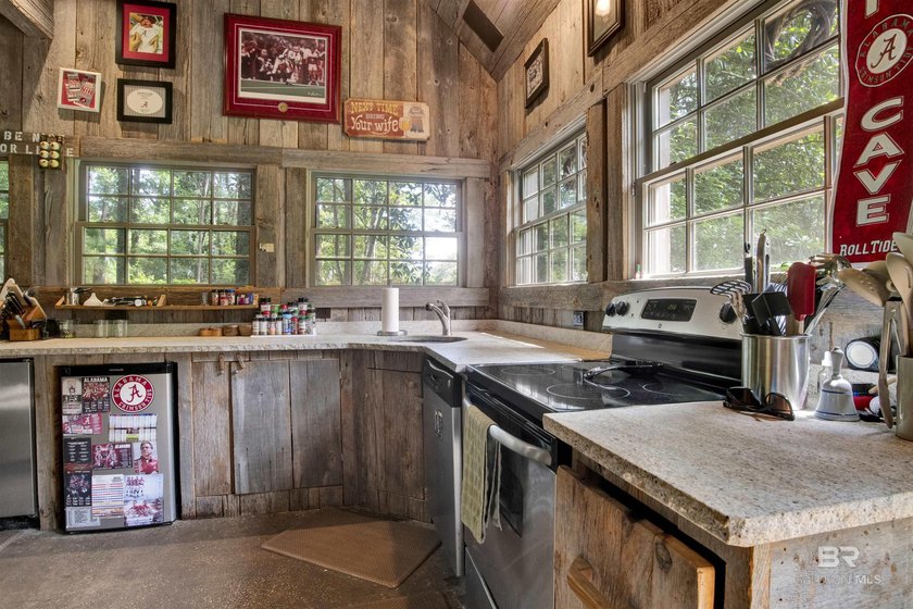 Located in the Montrose area of Fairhope. This one-of-a-kind - photo 12