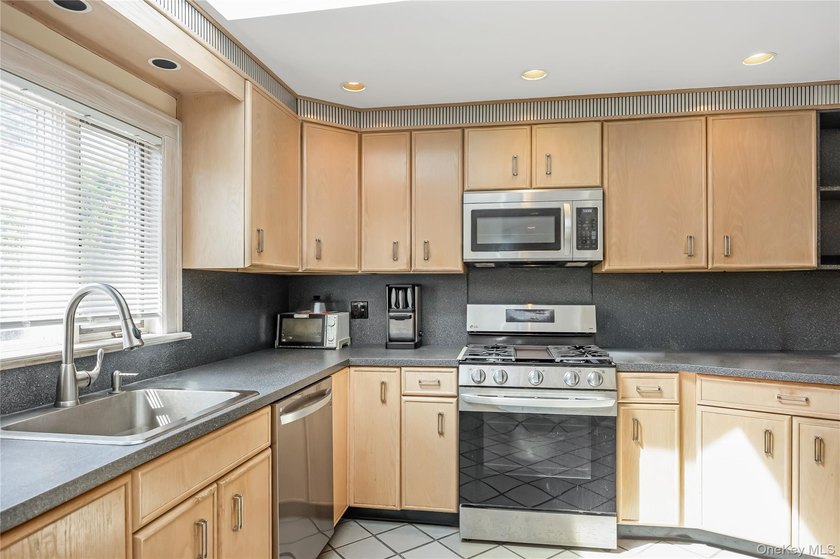 Welcome to this charming Colonial style home in Baldwin offering - photo 12