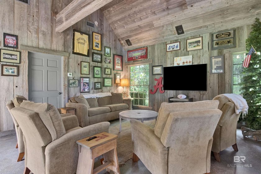 Located in the Montrose area of Fairhope. This one-of-a-kind - photo 16