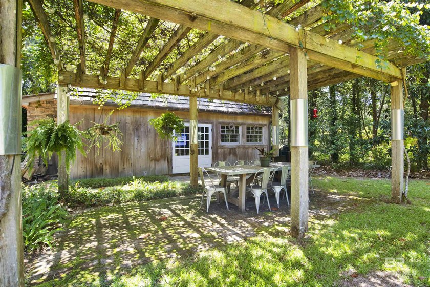 Located in the Montrose area of Fairhope. This one-of-a-kind - photo 21