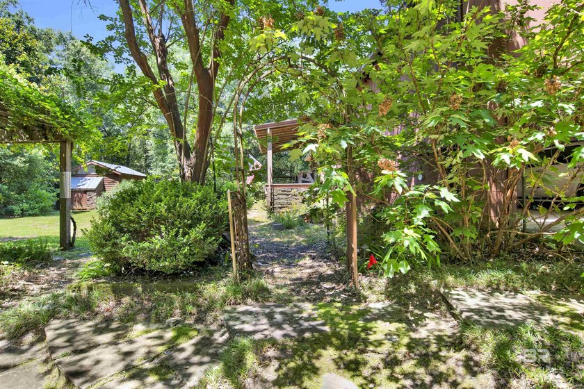 Located in the Montrose area of Fairhope. This one-of-a-kind - photo 23