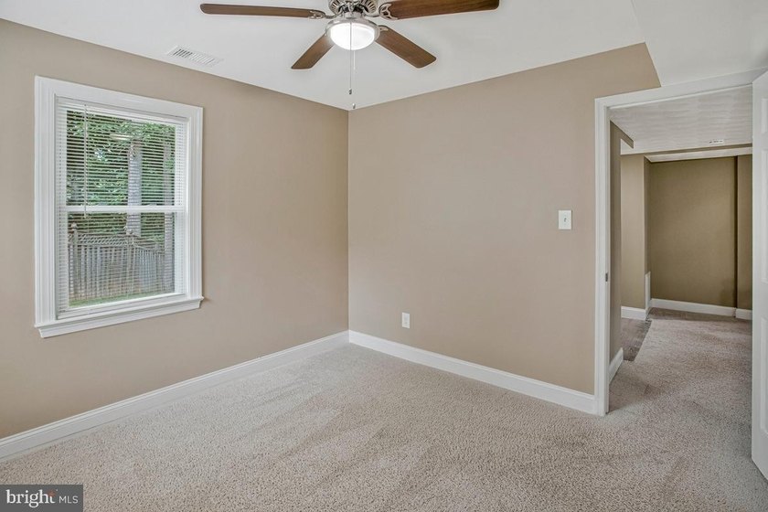 Welcome to your new home in the highly sought-after Montclair/ - photo 31