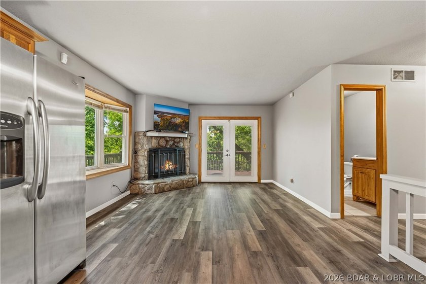 Welcome home to the perfect blend of comfort, outdoor living - photo 4