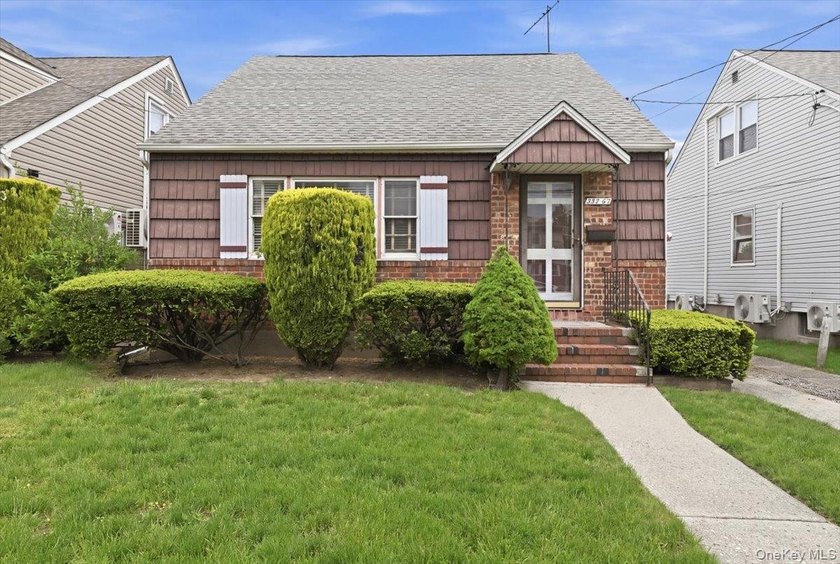 Cape Cod style detached home with 3/4 bedrooms and 1 full bath - photo 2