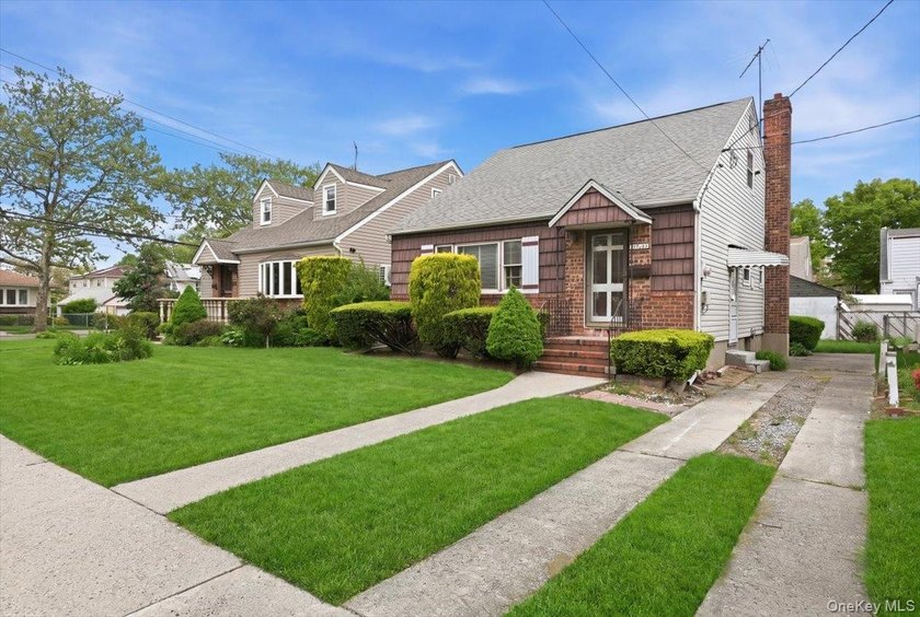 Cape Cod style detached home with 3/4 bedrooms and 1 full bath - photo 3