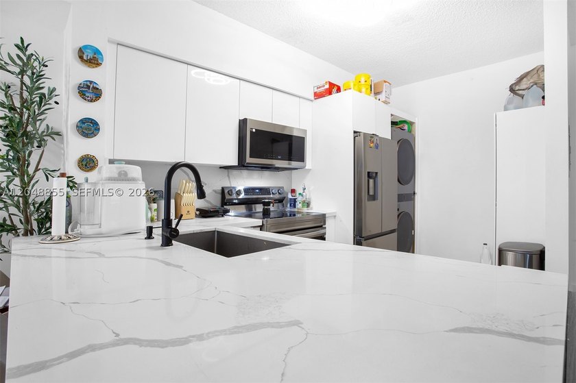 Welcome to this bright and inviting 2-bedroom, 1-bathroom condo - photo 13