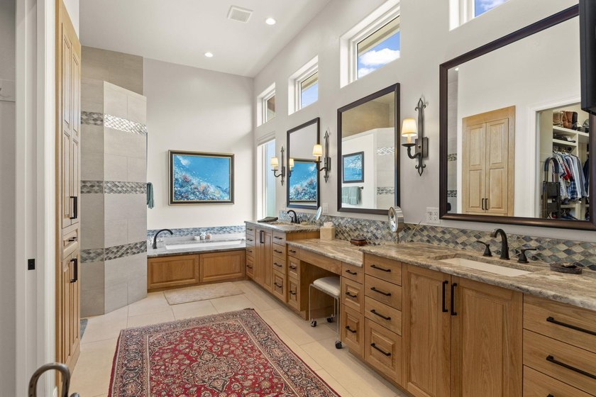 Experience refined luxury living in this exceptional golf course - photo 15
