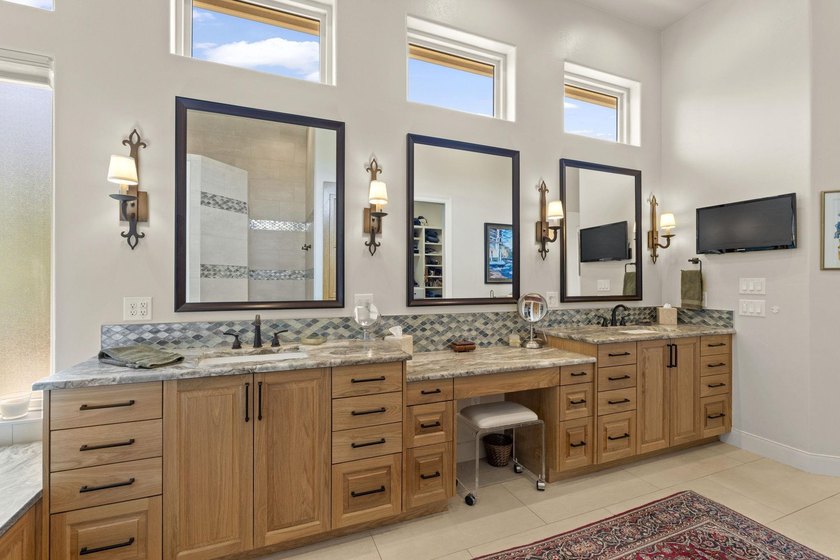 Experience refined luxury living in this exceptional golf course - photo 17