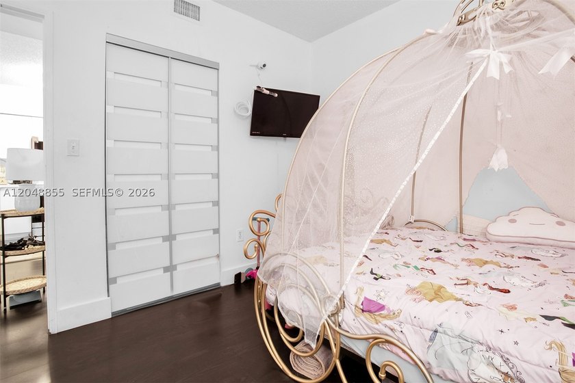 Welcome to this bright and inviting 2-bedroom, 1-bathroom condo - photo 20