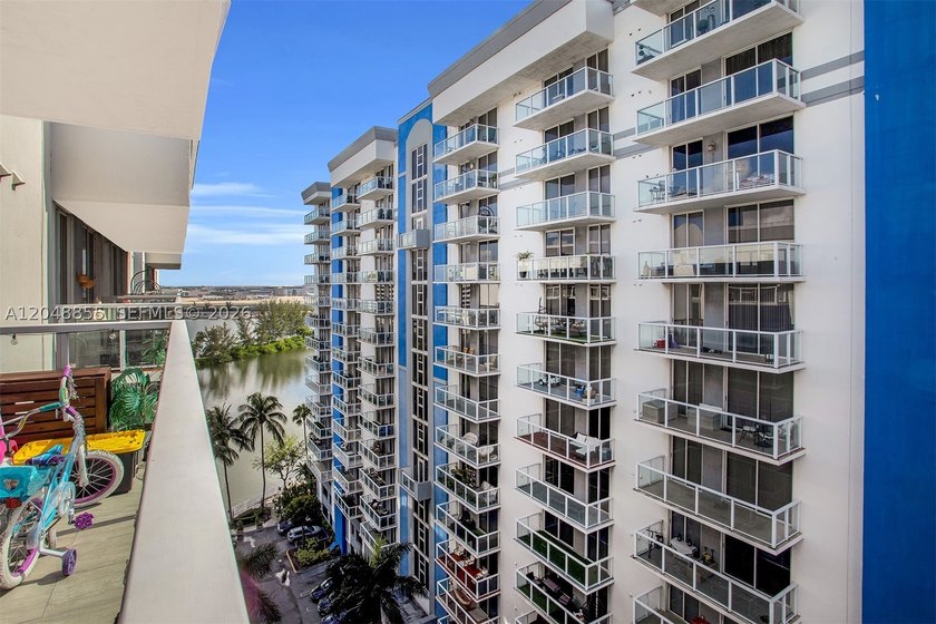 Welcome to this bright and inviting 2-bedroom, 1-bathroom condo - photo 25