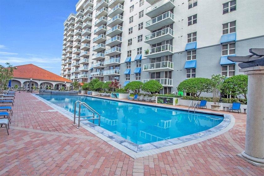 Welcome to this bright and inviting 2-bedroom, 1-bathroom condo - photo 31