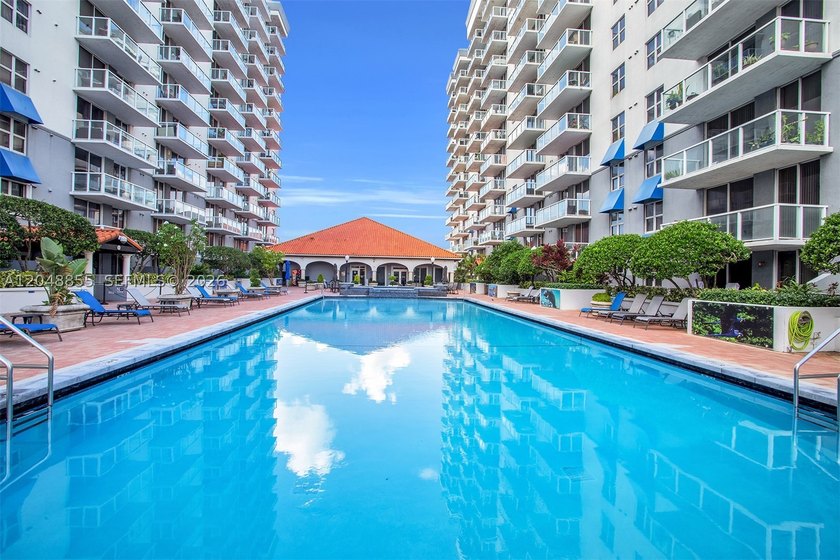 Welcome to this bright and inviting 2-bedroom, 1-bathroom condo - photo 33