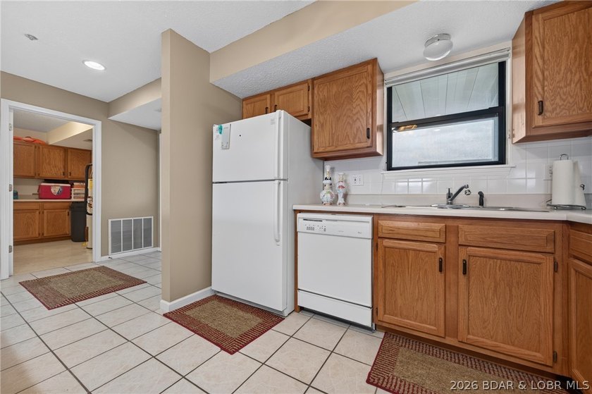 Life at Lake of the Ozarks is calling with this Gorgeous Condo - photo 7