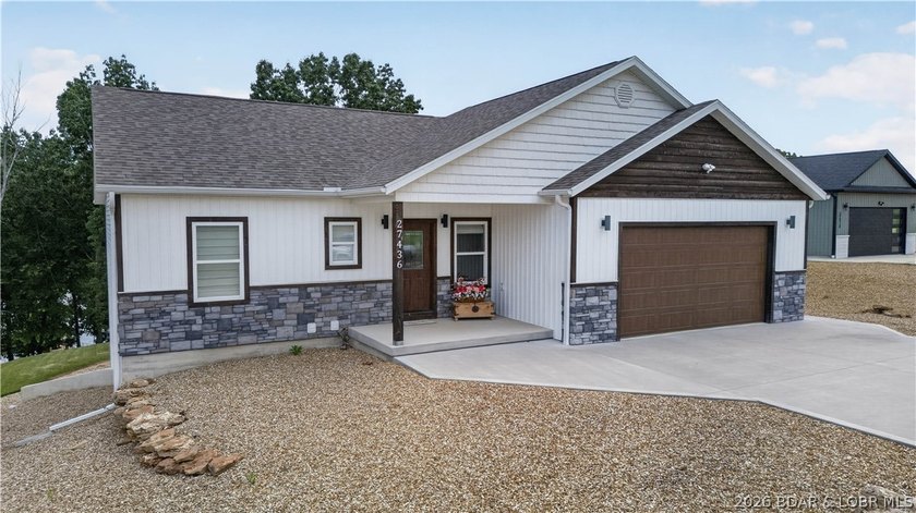 Enjoy waterfront living in this stunning 4-bedroom, 2.5-bath - photo 4