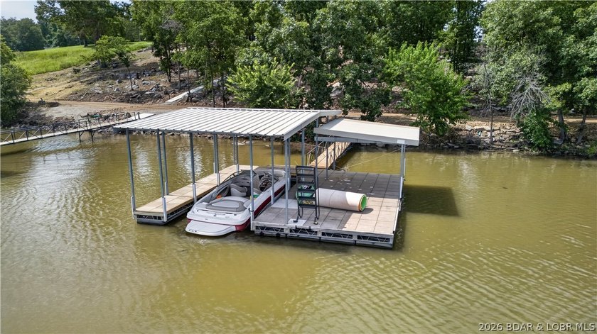Enjoy waterfront living in this stunning 4-bedroom, 2.5-bath - photo 6