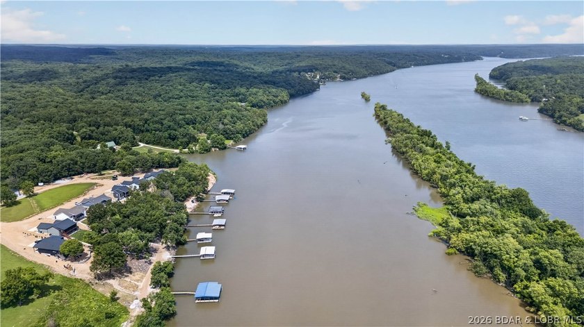 Enjoy waterfront living in this stunning 4-bedroom, 2.5-bath - photo 7