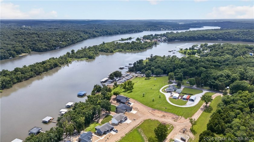 Enjoy waterfront living in this stunning 4-bedroom, 2.5-bath - photo 8