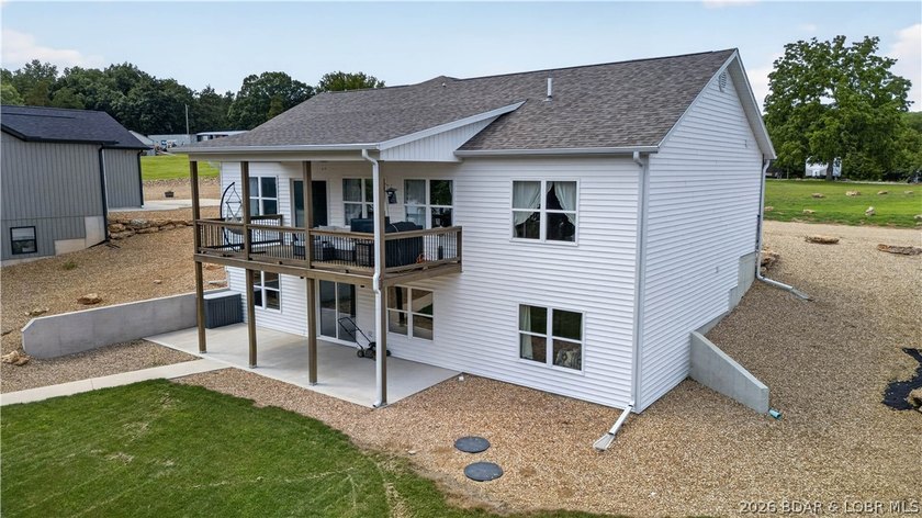 Enjoy waterfront living in this stunning 4-bedroom, 2.5-bath - photo 9