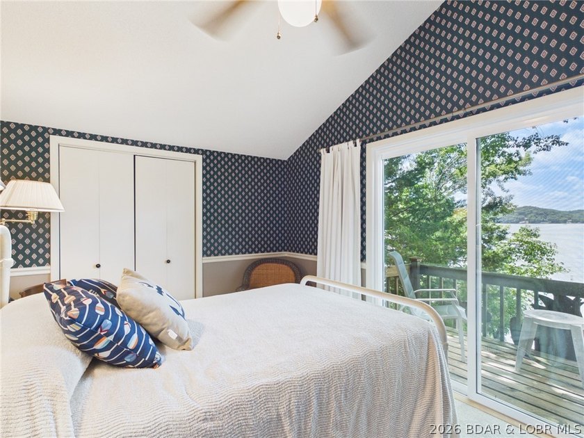 Welcome to your perfect turnkey lake front getaway, this well - photo 3
