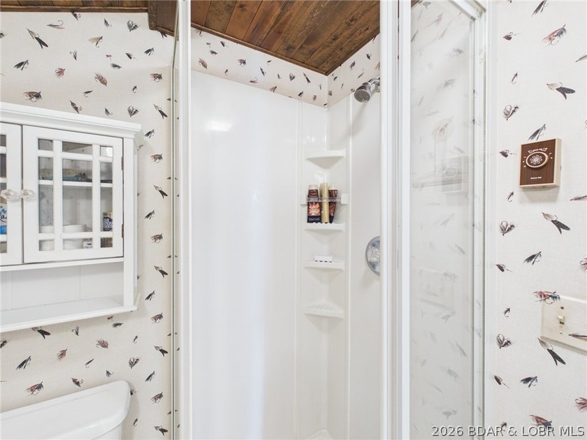 Welcome to your perfect turnkey lake front getaway, this well - photo 8