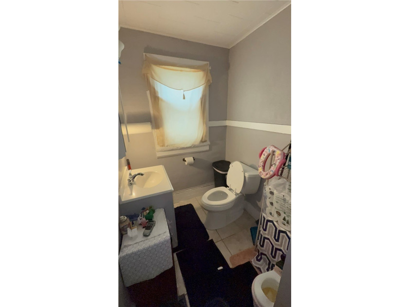 Excellent owner-occupant or investment opportunity! This duplex - photo 2