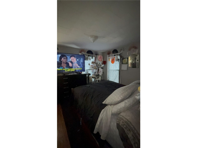 Excellent owner-occupant or investment opportunity! This duplex - photo 6