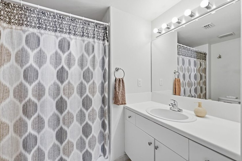 Freshly Updated and Move-In Ready in the beautiful Montecito! - photo 16