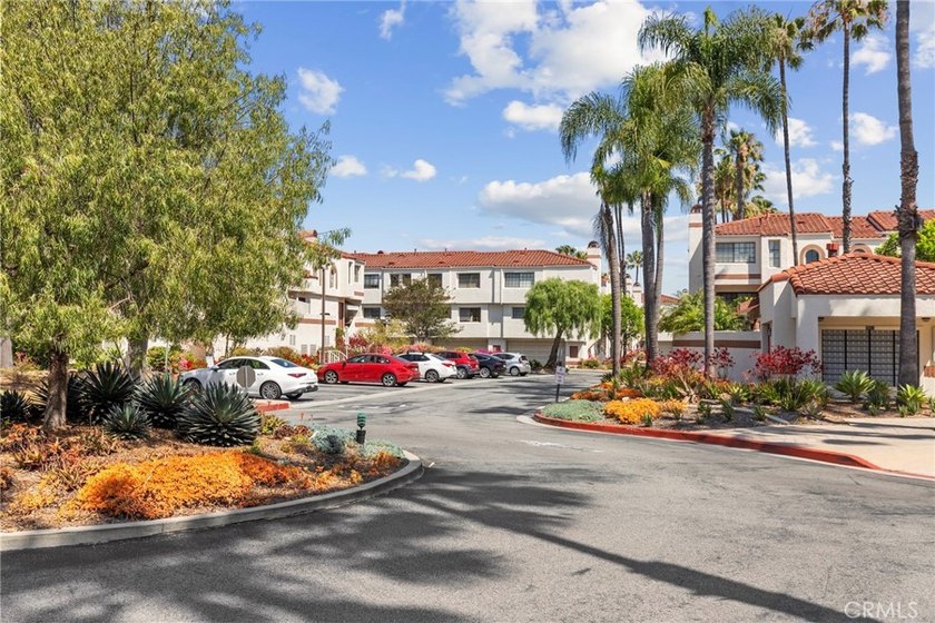 Welcome to this beautifully upgraded 3-bedroom, 2.5-bathroom - photo 3