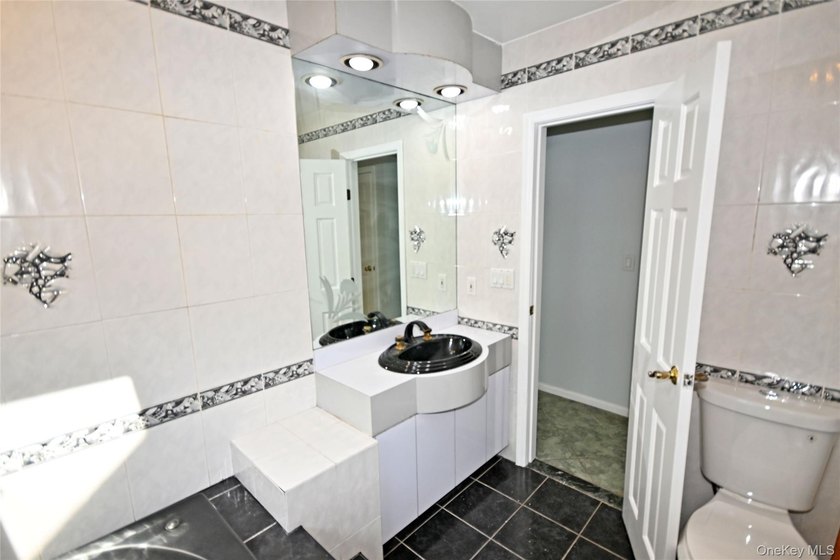 Spacious 4-Bedroom, 2-Bath Home in the Heart of Wantagh Welcome - photo 24