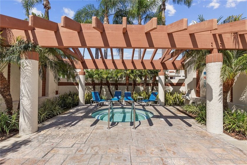 Welcome to this beautifully upgraded 3-bedroom, 2.5-bathroom - photo 5