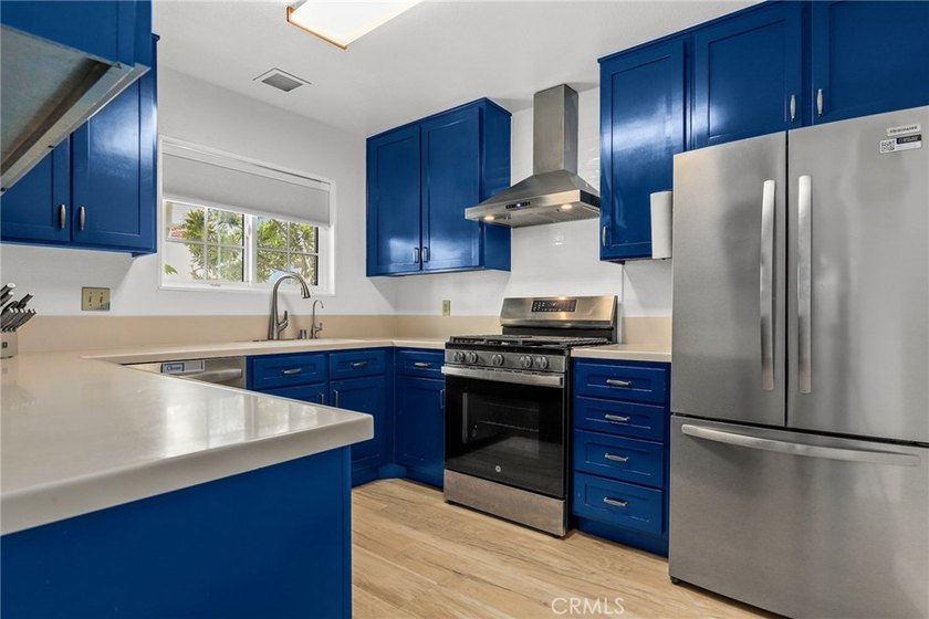 Welcome to this beautifully upgraded 3-bedroom, 2.5-bathroom - photo 10