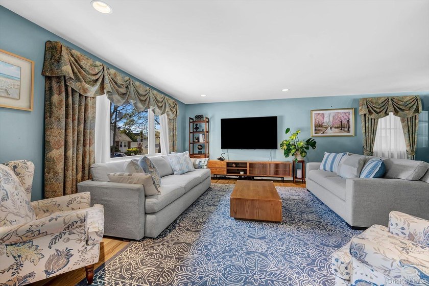 Welcome to this timeless elegance and exquisite Colonial in one - photo 2