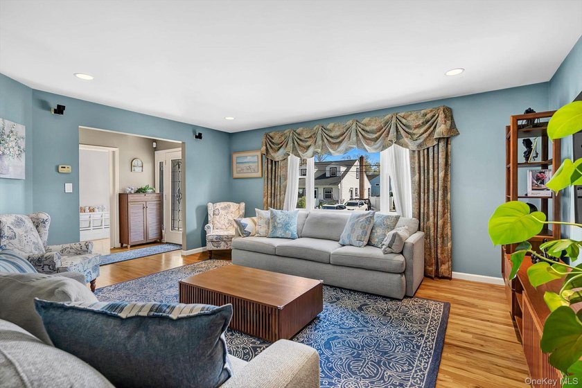 Welcome to this timeless elegance and exquisite Colonial in one - photo 3