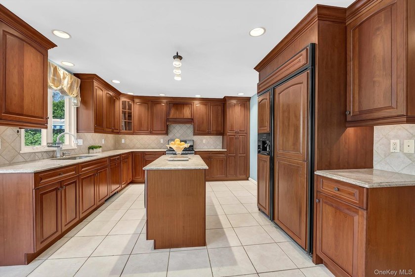 Welcome to this timeless elegance and exquisite Colonial in one - photo 6