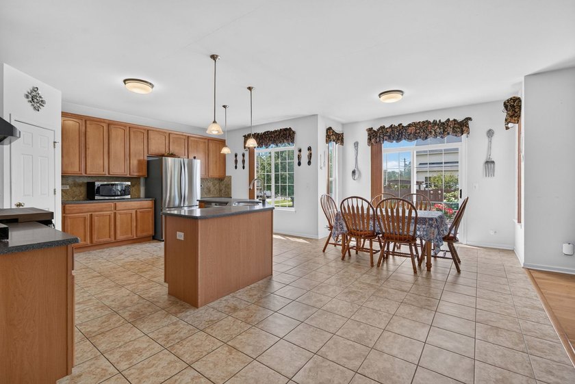 Spacious 4-bedroom, 2.1-bath home offering approximately 4,200 - photo 8