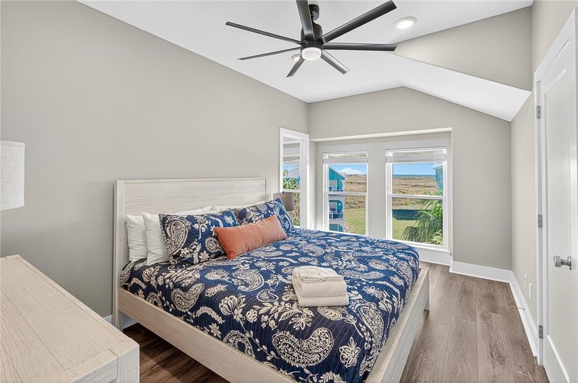 LAKEFRONT HOME IN A NICHE BEACHFRONT COMMUNITY, *DAS STRANDHAUS* - photo 31